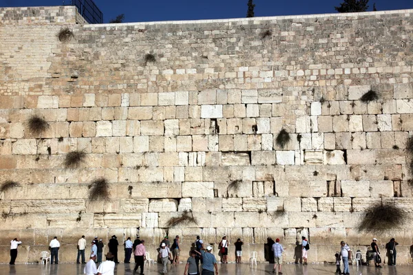 Jerusalem, Izrael - 28 października: ludzie przy ścianie płaczu — Zdjęcie stockowe