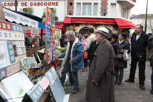 Paříž - cca 1 května 2013: veřejné malíř a kupující na kopci Montmartre — Stock fotografie