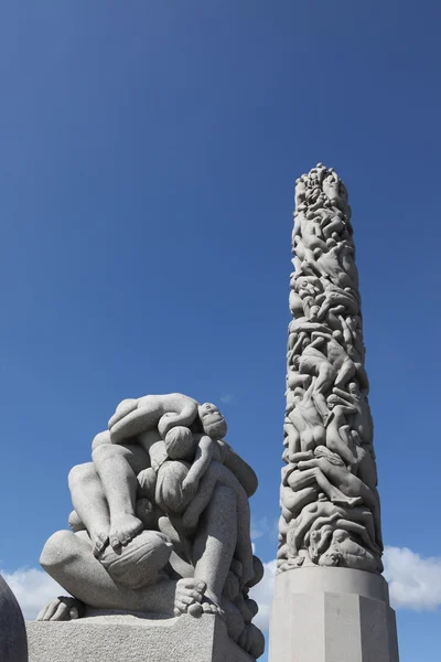 OSLO, NORUEGA 26 DE JULIO: Estatuas en el parque Vigeland en Oslo, Noruega — Foto de Stock