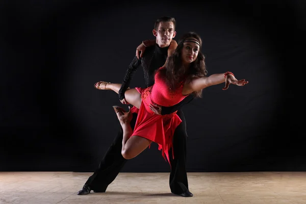 Dançarinos latinos em salão isolado em fundo preto — Fotografia de Stock