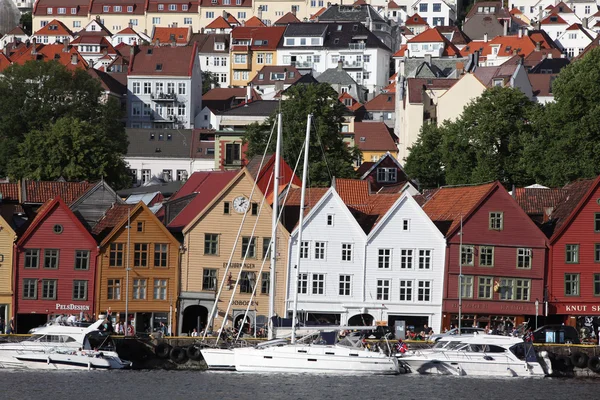 Bergen, Norwegia - ok.: turystów i mieszkańców spacer wzdłuż zostało wpisane na listę Światowego Dziedzictwa UNESCO — Zdjęcie stockowe