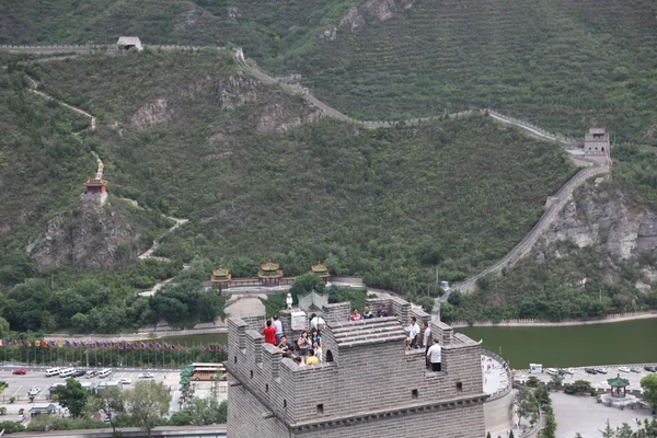 Peking - 12 juni: Bezoekers wandelingen op de grote muur van China — Stockfoto