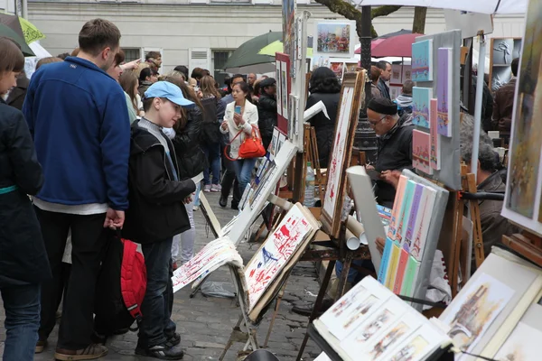 Paříž - cca 1 května 2013: veřejné malíř a kupující na Montmartru — Stock fotografie