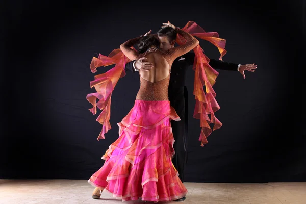 Bailarinas latinas en salón aisladas sobre fondo negro — Foto de Stock