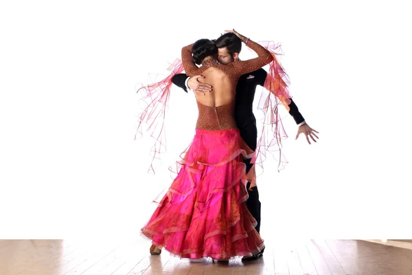 Beyaz arka plan üzerinde izole balo salonu Latino dansçıları — Stok fotoğraf