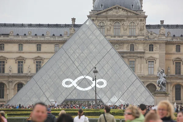 PARIS - 27 DE ABRIL: As pessoas vão ao famoso museu do Louvre — Fotografia de Stock