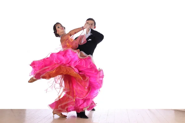 在白色背景上孤立的舞厅的拉丁裔舞者 — 图库照片