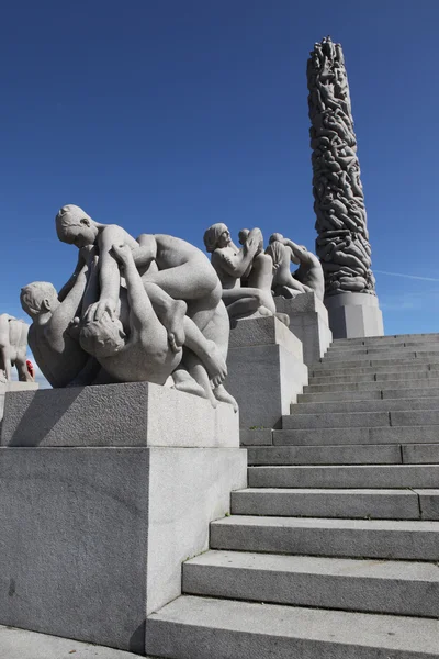 ОСЛО, НОРВЕГИЯ - 26 ИЮЛЯ: Статуи в парке Вигеланд в Осло, Норвегия — стоковое фото