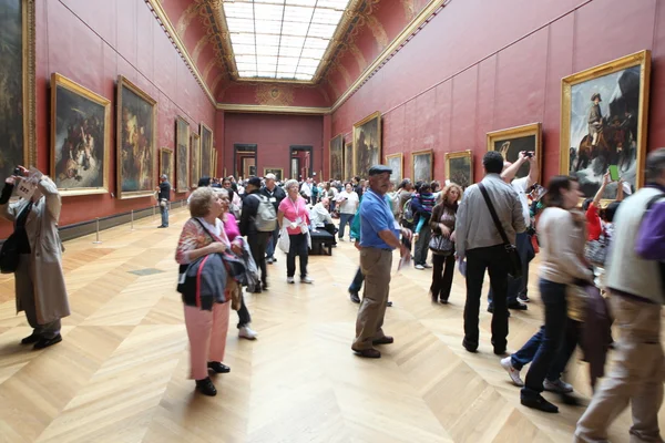 Parijs - 3 mei: Bezoekers in het Louvre Museum — Stockfoto