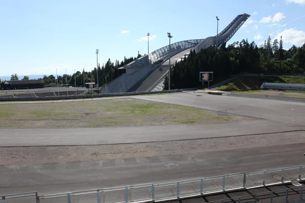 OSLO, 26 DE JULIO: Holmenkollen ski jump hill Oslo, Noruega — Foto de Stock