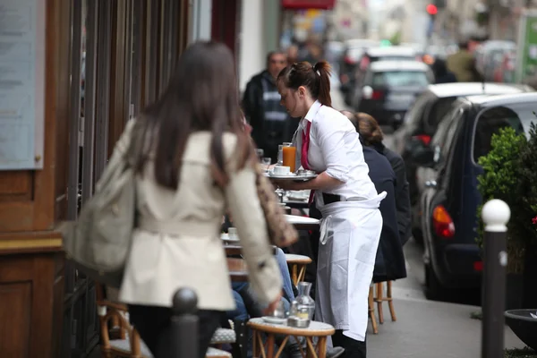 PARIS - 27 AVRIL : Les Parisiens et les touristes aiment manger et boire — Photo