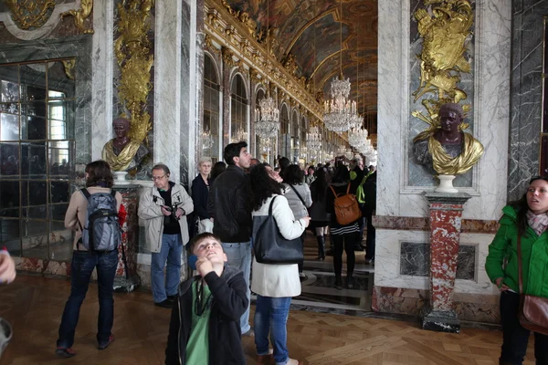 Paříž - 28. dubna. návštěvníci na fronty pro palác versailles — Stock fotografie