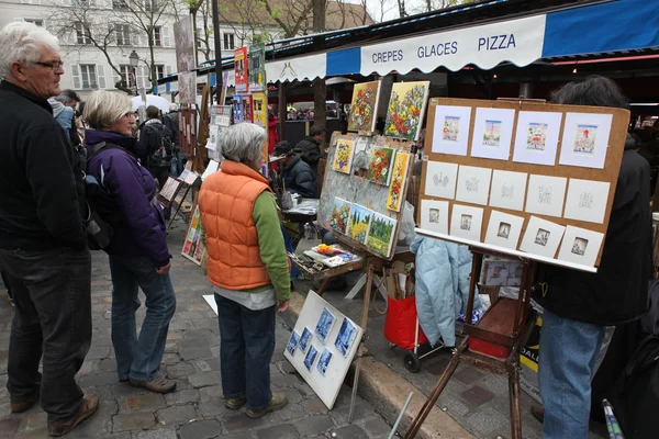 Parijs - Circa 1 mei 2013: openbare schilder en koper op Montmartre — Stockfoto