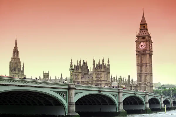 Büyük ben, Londra Gotik mimarisi, İngiltere'de ünlü gün batımı görünümü — Stok fotoğraf