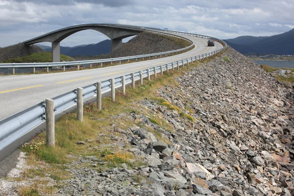 Stürmische Brücke auf der Atlantikstraße in Norwegen — Stockfoto