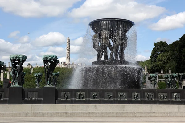 OSLO, NORUEGA 26 DE JULIO: Estatuas en el parque Vigeland en Oslo, Noruega — Foto de Stock