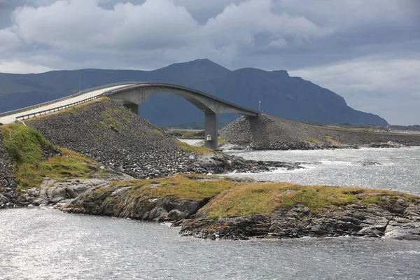 在挪威的大西洋公路 storseisundet 桥梁 — 图库照片