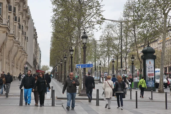 Parijs, 27 april: lokale en tourisrs op de avenue des champs-elysees — Stockfoto