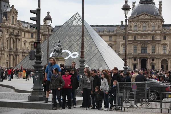 PARIS - APRIL 27: People go to famous Louvre museum — Stock Photo, Image