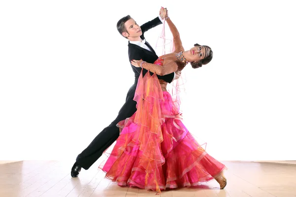 Latino χορευτές στην αίθουσα χορού που απομονώνονται σε λευκό φόντο — Φωτογραφία Αρχείου