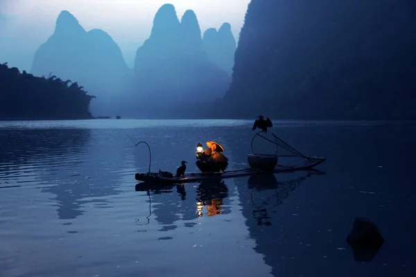 Yangshuo: Çince karabatak kuşlar ile balıkçılık dostum. — Stok fotoğraf