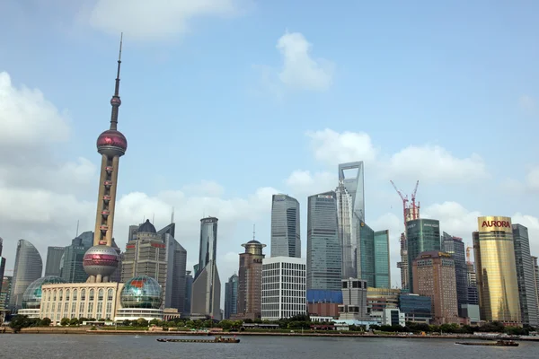 SHANGHAI - JUNHO 15: Shanghai Pudong vista do horizonte do Bund — Fotografia de Stock