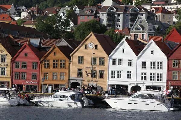 BERGEN, NORUEGA - CIRCA: Turistas y lugareños pasean por el Patrimonio de la Humanidad de la UNESCO — Foto de Stock