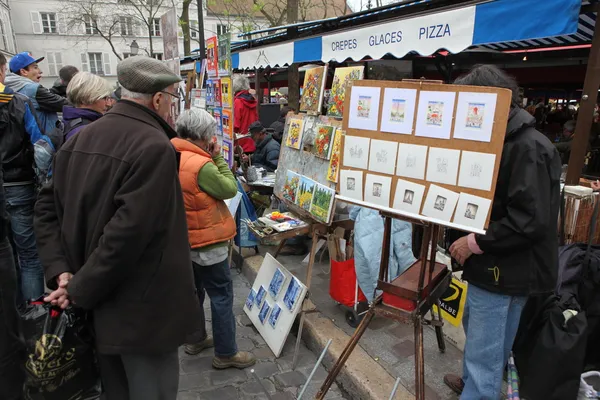 PARIGI - CIRCA 1 MAGGIO 2013: Pittore pubblico e compratore a Montmartre — Foto Stock