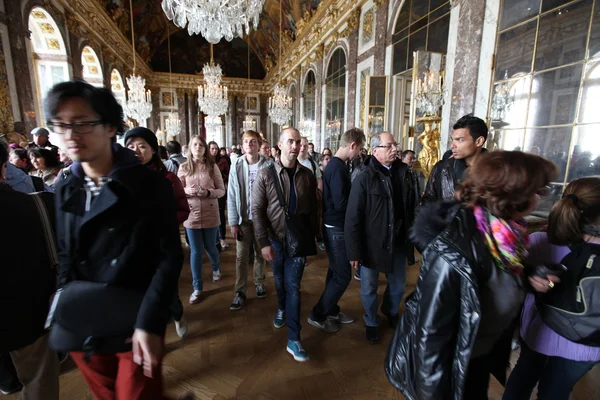 PARIS 28 AVRIL. Visiteurs en file d'attente pour Versailles avril — Photo
