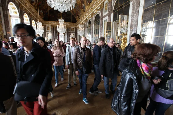 Parijs - 28 april. Bezoekers op wachtrij van versailles palace april — Stockfoto