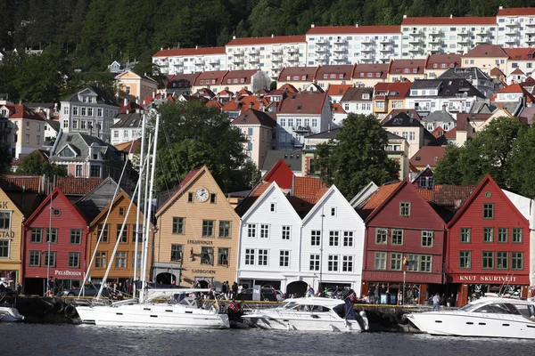 Turystów i mieszkańców spacer wzdłuż wpisanego na listę Światowego Dziedzictwa UNESCO nabrzeża bryggen — Zdjęcie stockowe