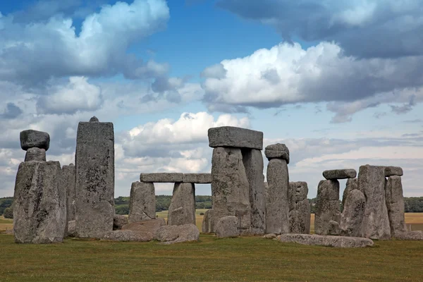 Stonehenge historische site op groen gras onder de blauwe hemel — Stockfoto