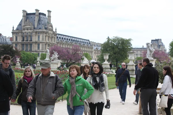 巴黎-4 月 24 日: 本地和游客在著名的杜乐丽花园 — 图库照片