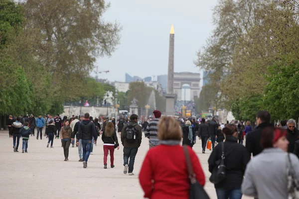 Paris, Frankrike - 24 april: luxor Obelisken och triumfbåge från Tuilerierna — Stockfoto