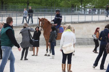 Yerel ve turizm ünlü tuileries bahçesinde