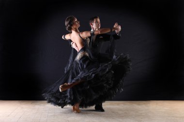 Latino dansçıları üzerine siyah izole balo salonu
