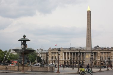 vatandaş ve çeşmeler ve Dikilitaş, turistik yer de la concorde