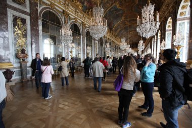 versailles Sarayı için sıra üzerinde ziyaretçi