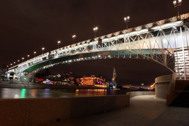 güzel bir gece görünümü Moskova Nehri ile Patrik Köprüsü