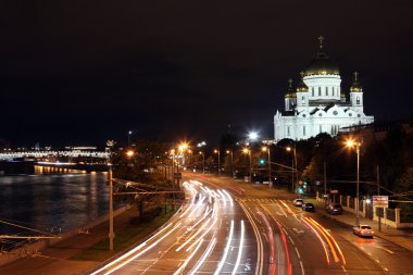İsa'nın kurtarıcı ve Moskova Nehri nehir kremlin ile güzel bir gece görünümü Katedrali