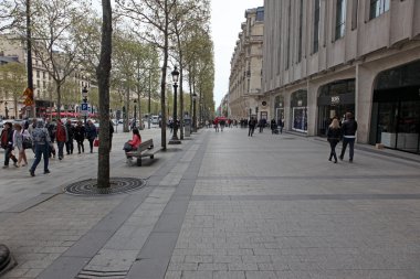 Yerel ve avenue des champs-elysees üzerinde tourisrs