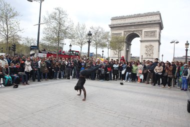 b-boy bazı breakdance yaparken, önünde bir sokak kalabalık taşır