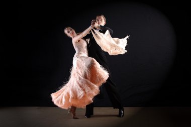 Latino dansçıları üzerine siyah izole balo salonu