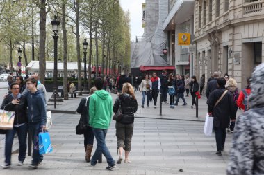 Yerel ve avenue des champs-elysees üzerinde tourisrs