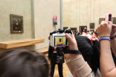 paris - 3 Mayıs: ziyaretçi leonardo davinci en 