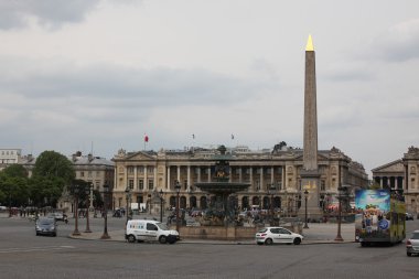 vatandaş ve çeşmeler ve Dikilitaş, turistik yer de la concorde