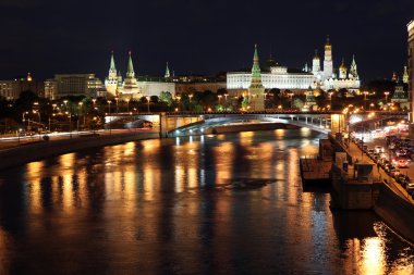 ünlü ve güzel gece Moskova Nehri, büyük taş köprü görünümü