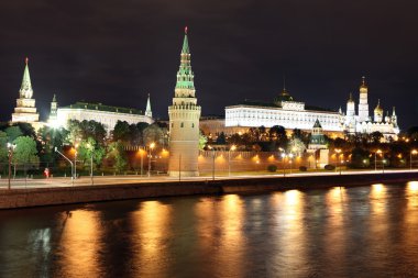 Moskova Nehri ve Moskova kremlin Sarayı'nın ünlü ve güzel gece görünümü