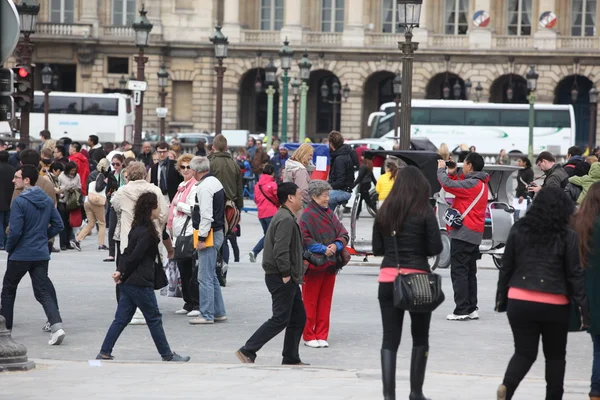 Medborgare och turister på place de la concorde — Stockfoto