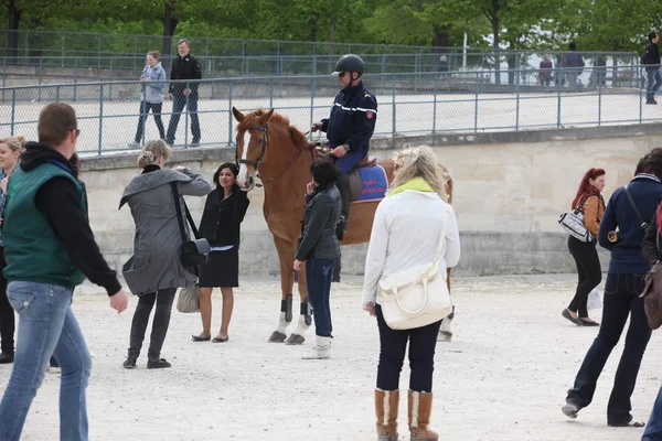 Local and Tourist in the famous Tuileries garden — Stock Photo, Image